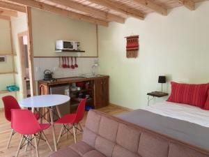 Schlafzimmer mit einem Bett, einem Tisch und Stühlen in der Unterkunft Bosque Vivo in Recinto