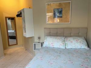 a bedroom with a bed and a picture on the wall at Smart Suíte in Boa Vista +1 photo
