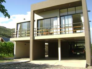 una casa con un balcón con un coche aparcado en ella en Chalet en Valle Grande - En Solar del Valle Country Club en Valle Grande