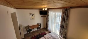 ホッホフィルツェンにあるApartment Snowの窓、椅子、テーブルが備わる客室です。