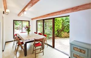 uma sala de jantar com mesa e cadeiras em Nice Home In Goult With Private Swimming Pool, Can Be Inside Or Outside em Goult