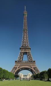 una vista de la torre Eiffel en un día despejado en De Disney à Paris appartement avec parkings gratuits et sécurisés, au pied des transports, en Nogent-sur-Marne