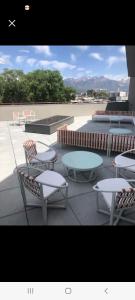 een groep tafels en stoelen op een patio bij Modern Downtown SLC Apartment in Salt Lake City