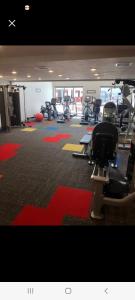 um ginásio com muito equipamento de exercício numa sala em Modern Downtown SLC Apartment em Salt Lake City