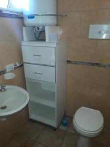 Un baño con un inodoro blanco y un lavabo. en dto. conteiner con vista al mar 50mts y playa, en Santa Clara del Mar 14 fotos más