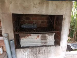 un horno de ladrillo al aire libre con una pared de ladrillo en dto. conteiner con vista al mar 50mts y playa, en Santa Clara del Mar