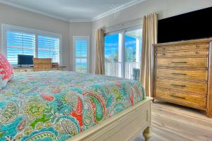 1 dormitorio con 1 cama y vestidor con TV en On The Rocks 2 en Clearwater Beach