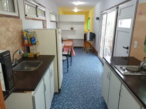 una cocina con fregadero y refrigerador en dto. conteiner con vista al mar 50mts y playa, en Santa Clara del Mar