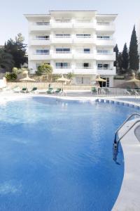 Casablanca Apartments, Santa Ponsa tesisinde veya buraya yakın yüzme havuzu