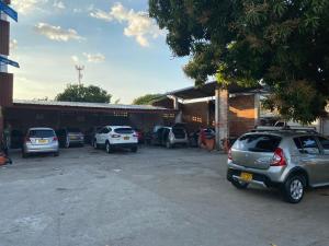 un groupe de voitures garées sur un parking dans l'établissement Hotel Villa Grant, à Aguachica
