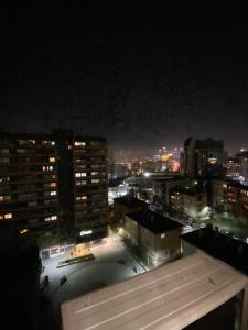 Blick auf die Stadt in der Nacht mit Lichtern in der Unterkunft Diamond Apartment Prishtina 2 in Pristina