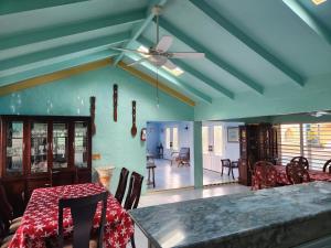 una sala da pranzo con tavolo e ventilatore a soffitto di The View a Christiansted