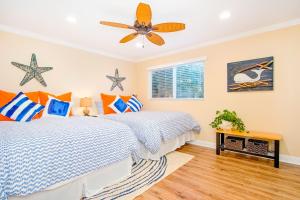 2 camas en un dormitorio con ventilador de techo en North Beach E, en San Clemente