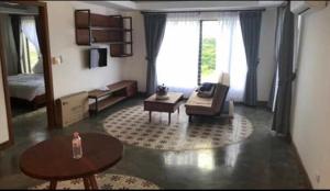 - un salon avec un canapé et une table dans l'établissement Thean y apartment, à Siem Reap