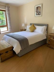 Un dormitorio con una cama grande y una ventana en Glengesh Court. Ardara town centre. en Ardara