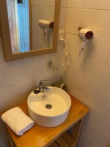 y baño con lavabo blanco y espejo. en El Encanto de Antilhue, en Valdivia
