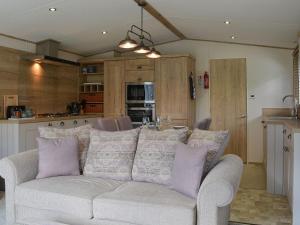 una sala de estar con un sofá blanco con almohadas moradas en Watches - Uk13544, en Bassenthwaite