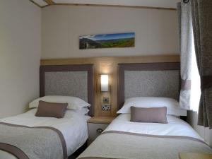 1 dormitorio con 2 camas y una foto en la pared en Watches - Uk13544, en Bassenthwaite