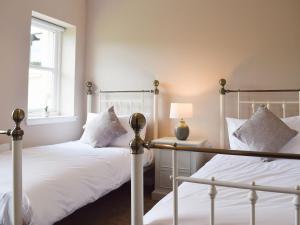 sypialnia z 2 łóżkami i oknem w obiekcie Craigmore View-uk34220 w mieście Aberfoyle