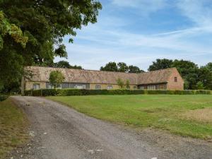 a house with a gravel road in front of it at Len Cottage in Thurning