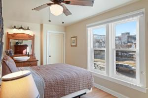 una camera con letto e finestra di Spacious City House a Colorado Springs