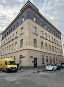 ein gelber Van vor einem Gebäude geparkt in der Unterkunft Prater Tree Apartment near city centre in Wien