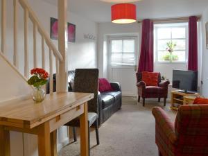 a living room with a couch and a table at Cosy Nook in Ambleside