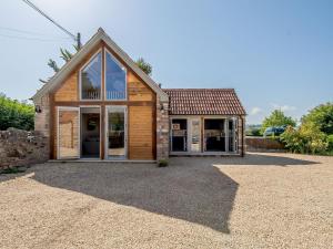 a barn conversion with a garage and a house at The Old Stable in Chew Stoke