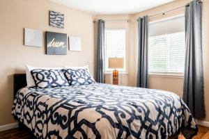 1 dormitorio con cama y ventana en 4BR 3BA Spacious & Comfortable Home Fast WiFi, en Fresno