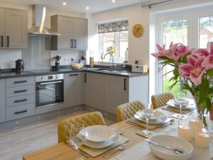 A kitchen or kitchenette at Staithe Cottage