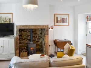 Gadir في هيكسهام: غرفة معيشة مع أريكة ومدفأة