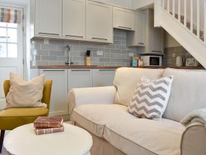 Gadir في هيكسهام: غرفة معيشة مع أريكة وطاولة