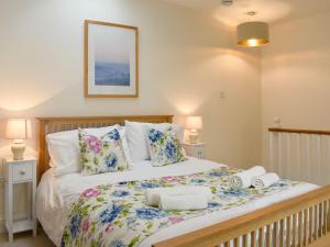 um quarto com uma cama grande com flores em Gadir em Hexham