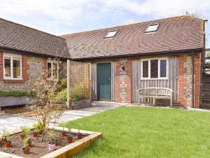 a house with a green door and a yard at The Loft in Holwell