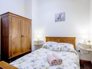 sypialnia z łóżkiem z dwoma ręcznikami w obiekcie Shepherds Nook - Uk32388 w mieście Dunford Bridge