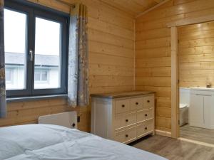 Ліжко або ліжка в номері Cedar Lodge - Uk30008