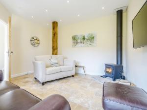 a living room with a couch and a fire place at Horseshoe - Uk30759 in Bream