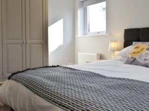 En eller flere senge i et værelse på Threagill Cottage - Uk12913