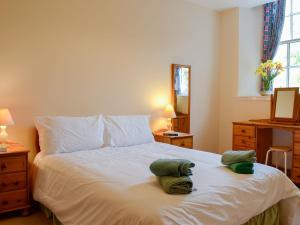 Arbuthnott的住宿－Cloud Howe，一间卧室配有一张床,上面有两条毛巾