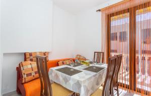jadalnia ze stołem i kanapą w obiekcie Cozy Apartment In Jurandvor w mieście Jurandvor