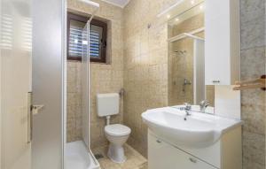 łazienka z umywalką, toaletą i prysznicem w obiekcie Cozy Apartment In Jurandvor w mieście Jurandvor +18 zdjęć