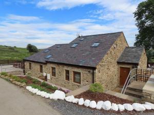 a stone house with a solar roof on a street at Hen House - Uk31827 in Rimington