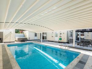 una gran piscina con un gran techo en Seacroft Lodge, en Skegness