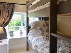 1 dormitorio con litera y ventana en Keldholme Cottages 2 - Uk11488 en Kirkbymoorside