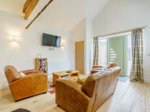 un soggiorno con 2 divani e una TV di Abigails Cottage a Trimdon Grange