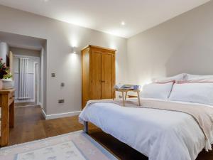 Un pat sau paturi într-o cameră la Stable Cottage - Uk34898