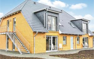 a yellow house with a metal roof at Fewo Wasserburg Turow in Kaschow