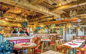 a restaurant with wooden ceilings and tables and chairs at Fewo Wasserburg Turow in Kaschow
