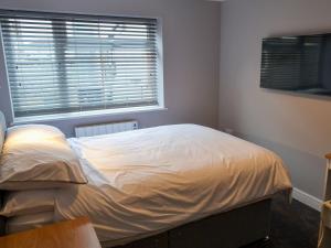 מיטה או מיטות בחדר ב-Apartment 1 The Boardwalk - Uk31781