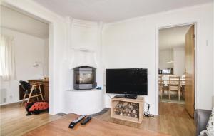 ein Wohnzimmer mit einem TV und einem Kamin in der Unterkunft Cozy Home In rjng With Wifi in Hjällen
